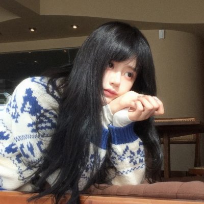 微光下的蓝色男孩